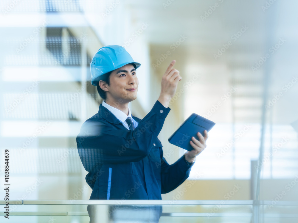Poster 建設、作業員、点検、メンテナンス、チェック、ビルメン、ゼネコン、工務店、DX、IIoT、エンジニア、設計、検査、確認、工事、耐震、タブレット、仕事、男性、日本人、安全、ヘルメット、作業服、ビル、建物、建築士、設計士、内装、解体、技術者、指さし、IT、開発、データ、見学、訪問、注文、発注、入札、オフィス、人材、工場、製造業、物流、産業、職人、修理、業者、インフラ、人物