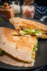 Tortilla multigrain with omelette, lettuce and ham.
