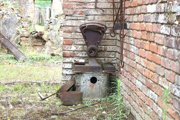 Ruines d'une ancienne boutique, incendiée par les nazis, village d'Oradour sur Glane, département de la Haute Vienne, France