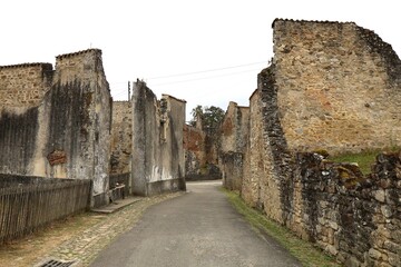 Rue de l'ancien village bordée des ruines des maisons incendiée par les nazis, village d'Oradour...