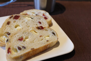 白い皿の上のパン