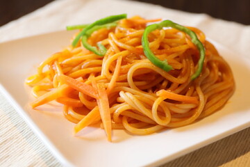 皿に盛りつけられたパスタ