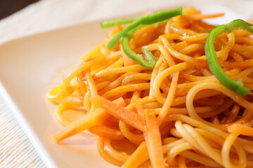 皿に盛りつけられたパスタ