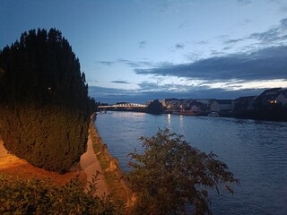 Pont sombre reflété dans le canal en soirée