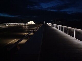 Vue nocturne depuis le pont, plongé dans l’obscurité