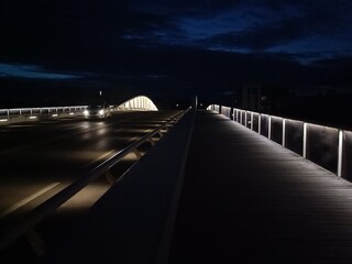 Vue nocturne depuis le pont, plongé dans l’obscurité