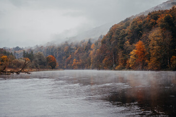 Jesień nad rzeką w Bieszczadach San © Paweł Ziobro