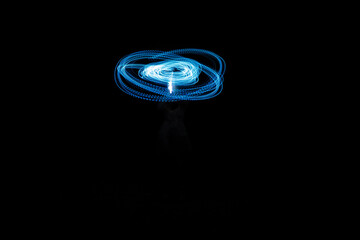 Blaues Lichtspiel im Dunkeln