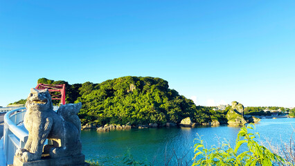 Obraz premium 海と青空とシーサー 沖縄県伊計島伊計大橋