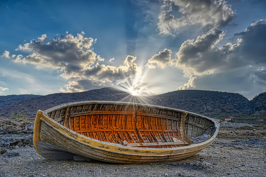 Bootswrack am Strand von Milatos (Kreta) bei Sonnenaufgang
