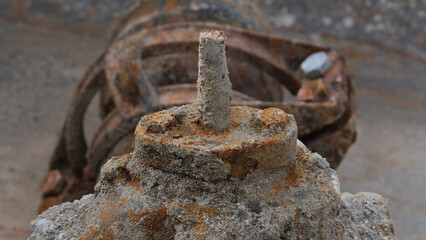 Sanierungsbedürftige Wasserversorgung, Rost und Korrosion an Wasserventil mit Flansch, Alteisen auf einer Tiefbau Baustelle. Freigelegte alte Trinkwasserversorgung Wasserrohr Komponenten aus Erdreich