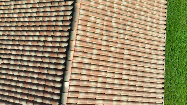 TOITURE FRAN&Ccedil;AISE DOUBLE PANS TUILES ROMANES PRISE DE VUE AVEC EFFET SPIRALE 