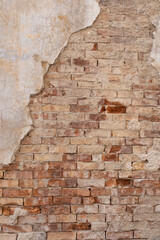 Un vieux mur de maison en brique rouge