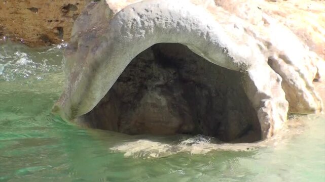 Fontana dei Quattro Fiumi: zoom out dall'acqua, rivelando piede di una statua e getti d'acqua laterali