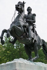 Fototapeta premium Vertikales Bild der Reiterstatue von US Präsident Andrew Jackson, der auf einem Pferd reitet, vor dem Weißen Haus in Washington DC, Vereinigte Staaten von Amerika