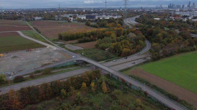 Drohnenaufnahme &uuml;ber der Autobahn von Eschborn nach Frankfurt am Main, Hessen.