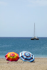 playa de cabo de gata almería gente tomando el sol pareja sombrillas catamarán 4M0A2048-as24