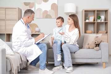 Obraz premium Doctor visiting his little patient at home