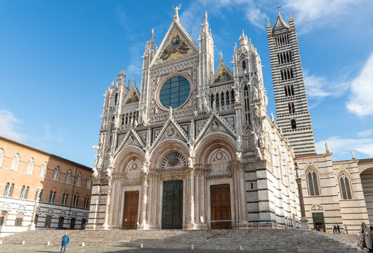 Fa&ccedil;ade de la Cath&eacute;drale de Sienne en Italie, toscane