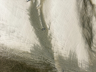 Piaskowe wyspy na rzece Wiśle w okolicach Warszawy. Niski poziom wody w rzece. © hunter76