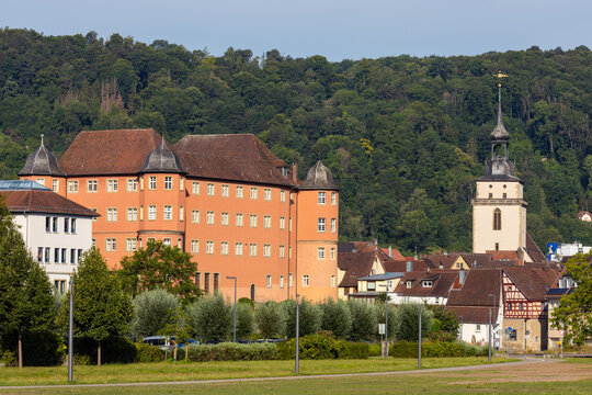 Schloss Bartenau in K&uuml;nzelsau, dahinter die Stadt, Baden-W&uuml;rttemberg, Deutschland