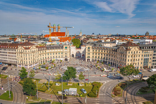 Panoramablick &uuml;ber den Stachus, M&uuml;nchens Wahrzeichen und Stadtansicht