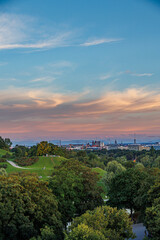 Panoramablick über Münchens Wahrzeichen und Stadtansicht aus dem Olympiapark