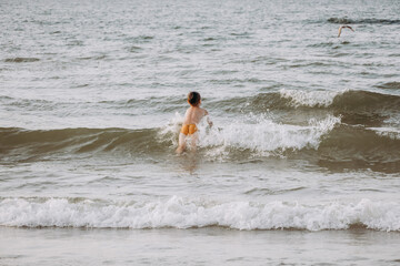 Dzieci kąpiące się w morzu © rozentuzjazmowany