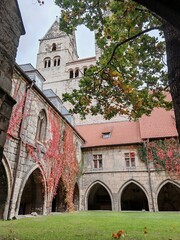 Kreuzgang der Liebfrauenkirche Halberstadt im Herbst