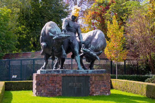 Iaszon and bulls sculpture at Leipzig Zoo