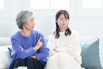 Fototapeta premium 喧嘩をするおばあちゃんと孫