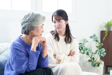喧嘩をするおばあちゃんと孫