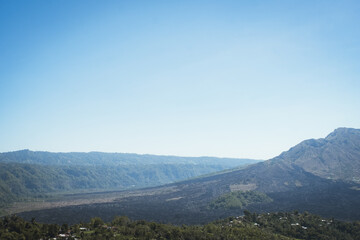 Naklejka premium 青空の日に見たバリ島のバトゥール山と湖