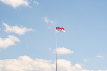 青空にはためいているインドネシアの国旗