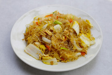 Stir-fried glass noodles with egg