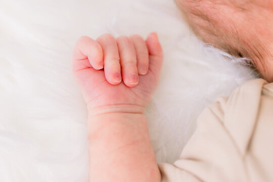 A newborn baby's hands closed 