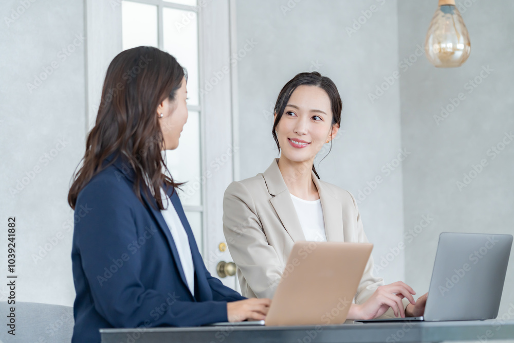 Wall mural 会議をするスーツを着た女性3人