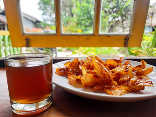 processed from cassava raw materials made into chips with a sweet and savory spicy sauce