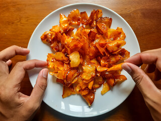 processed from cassava raw materials made into chips with a sweet and savory spicy sauce