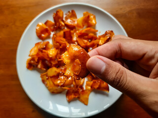 processed from cassava raw materials made into chips with a sweet and savory spicy sauce