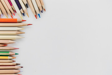 Fototapeta premium Colorful pencils arranged neatly on white background create vibrant and inviting atmosphere for creativity. Perfect for art projects or educational purposes