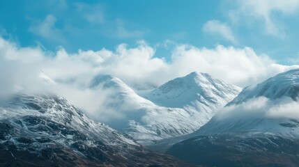 Obraz premium Snow-Capped Mountain Range Under Blue Sky