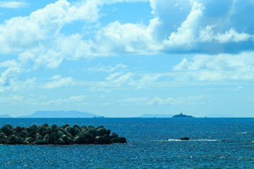 シュモクザメの大群が現れることで有名な神子元島と灯台、その沖に新島、神津島など伊豆諸島が見えている。
伊豆半島の最南端、下田駅から出発する東海バス。
海岸線を走り、中木へと至る。
静岡県伊豆半島南伊豆町中木ヒリゾ浜-2024年
