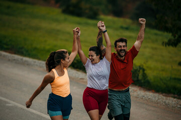 Obraz premium Group of people running outdoors on sunny day, goal-accomplishing concept