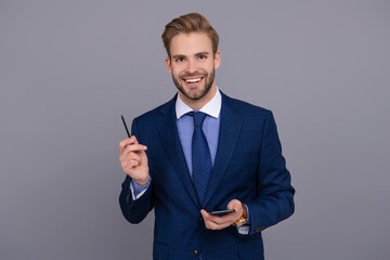 E-signing mobile app. Businessman sign an electronic document. E-document signature. Businessman electronic signature with stylus. Man signing contract on phone. Business technology. Online shopping