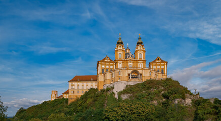 Obraz premium Majestätisch erhebt sich die wuchtige Westfassade des UNESCO-Welterbes 