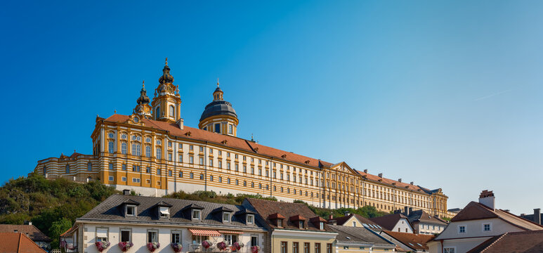 Im Licht der fr&uuml;hen Morgensonne thront die barocke Benediktinerabtei mit der Stiftskirche &uuml;ber der Altstadt von Melk - Panorama aus 3 Bildern