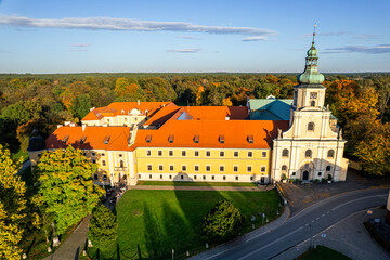 Panorama Opactwa Cystersów w Rudach,  romańsko–gotyckie opactwo w Rudach w powiecie raciborskim, w województwie śląskim, z pięknym parkiem jesienią z lotu ptaka