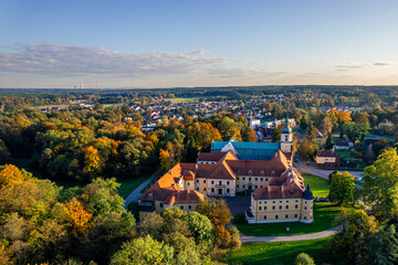 Panorama Opactwa Cystersów w Rudach,  romańsko–gotyckie opactwo w Rudach w powiecie raciborskim, w województwie śląskim, z pięknym parkiem jesienią z lotu ptaka