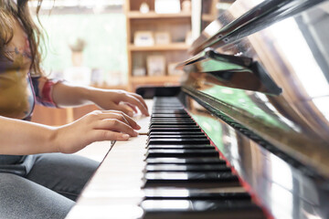 Obraz premium Girl learn to play piano.&nbsp;woman hand playing piano .